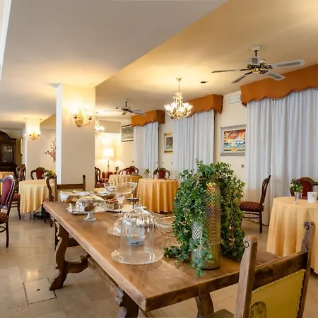 Serenella فندق 3*