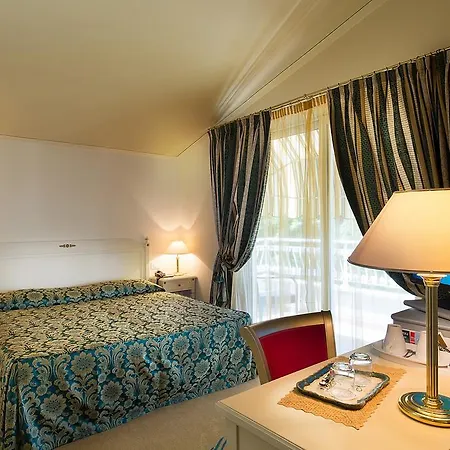 فندق Serenella 3*